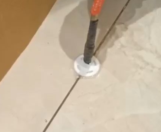 普安瓷砖空鼓维修公司专业解答瓷砖在铺贴过程中，如果没有涂抹均匀到位的粘结材料（如水泥砂浆或瓷砖胶），可能会导致以下问题